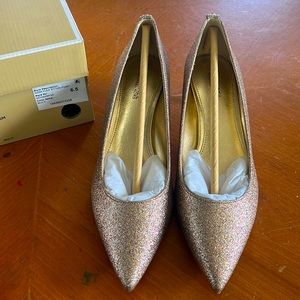 NEW Michael Kors Sara Flex Kitten pumps Women’s Size 6.5